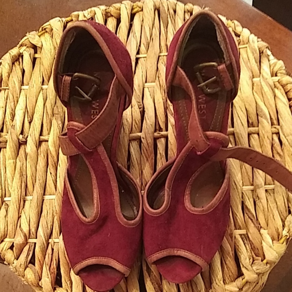 Old-school suede burgundy wedge heel